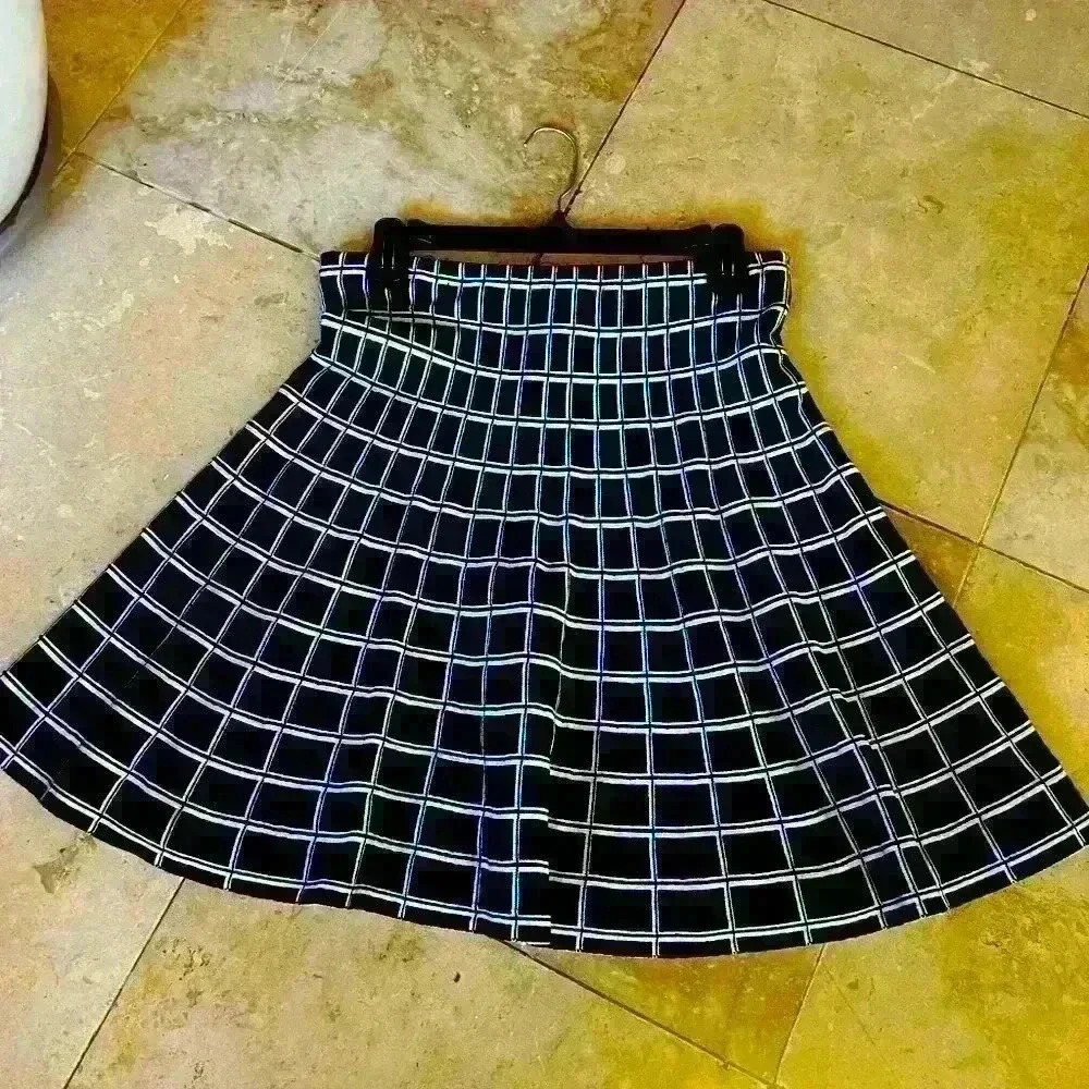 Cynthia Rowley Skirt. Large. Good condition. Black and white elastic waist - Picture 2 of 11